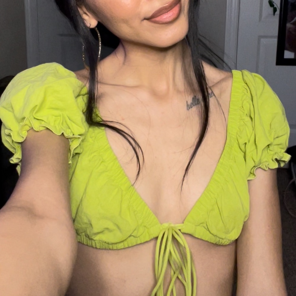 Green puff sleeve tie crop top